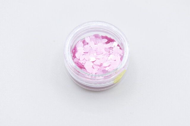 ダイソーのグリッター（6個セット、サクラ3）の桜グリッター
