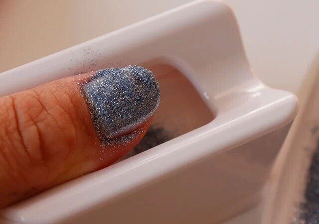 ダイソーのネイルパウダー アートボックスでラメを回収