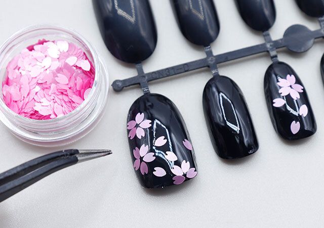 ダイソーのグリッター（6個セット、サクラ3）をネイルチップに乗せる