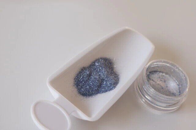 ダイソーのネイルパウダー アートボックスにラメを乗せる