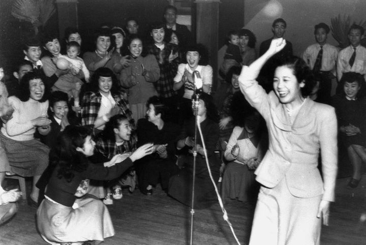 マイクの前で歌う笠置シヅ子