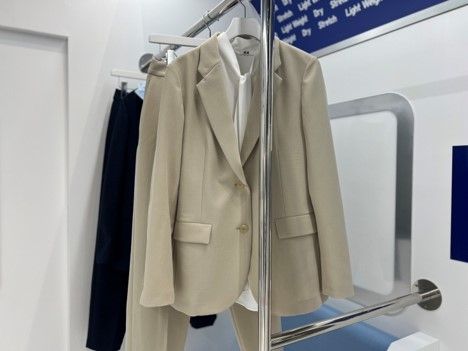 展示会の服の画像