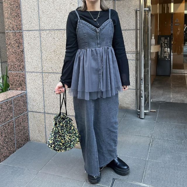 デニムスカートとデニムビスチェの全身コーデ