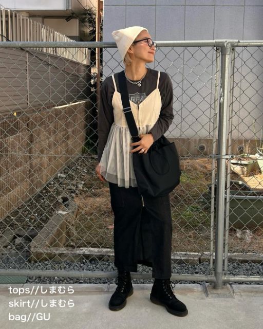 ヴィンテージTシャツとデニムビスチェの全身コーデ