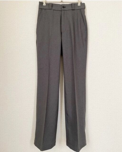 シンゾーンのグレーのセンタープレスパンツ