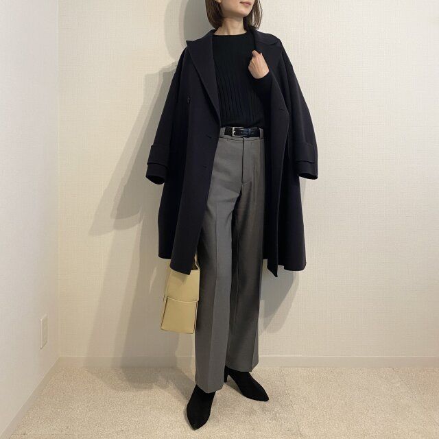 パンツ以外を黒やネイビーでまとめた辛口コーデ