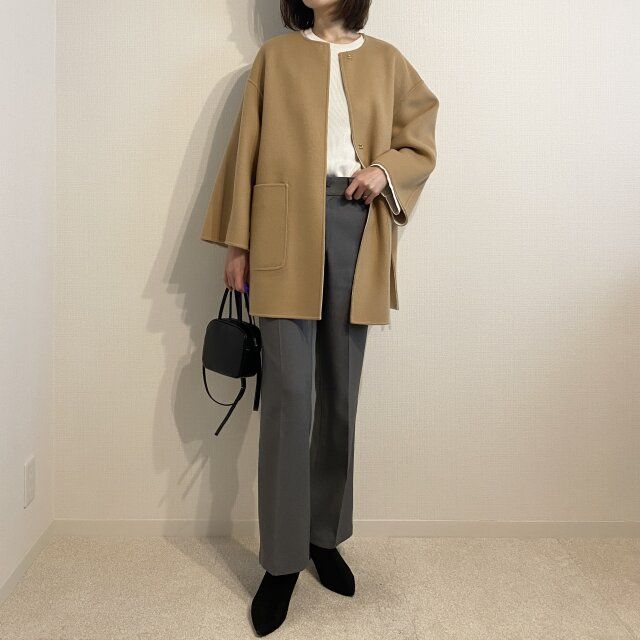 白トップスを合わせた王道コーデにキャメルのコートを羽織ったコーデ