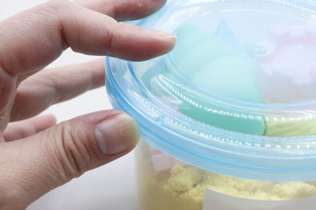 スリーピーのおうちでふしぎな砂あそびはフタ付きで密閉できる