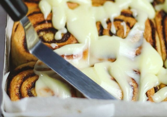 シナボン シナモンロール レシピ クリームチーズフロスティングを塗る