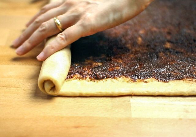 シナボン シナモンロール レシピ 生地を巻く