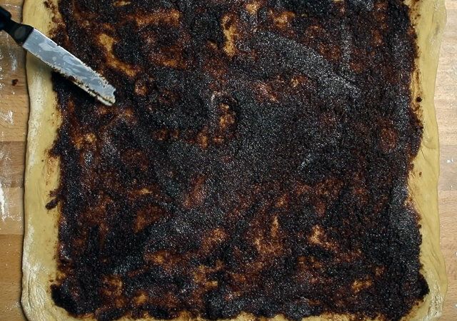 シナボン シナモンロール レシピ 生地を伸ばしシナモンフィリングを塗る