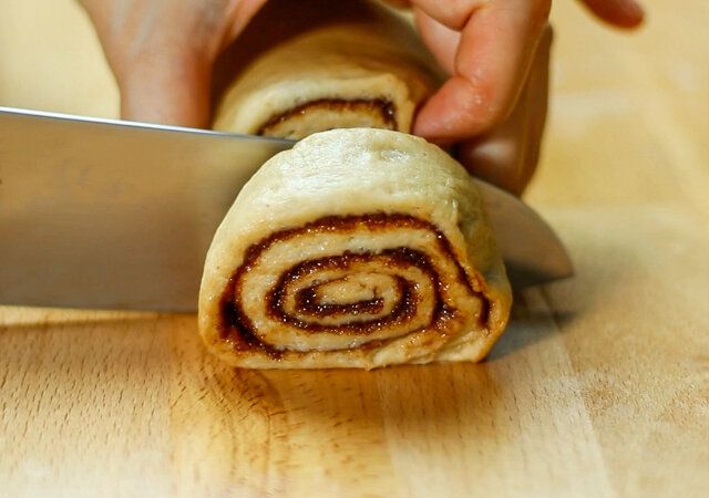 シナボン シナモンロール レシピ 生地を12等分に切り分ける