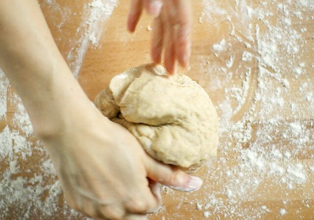 シナボン シナモンロール レシピ 生地を台に出し捏ねる