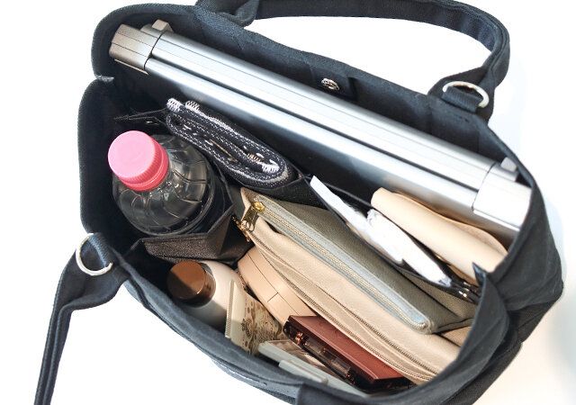 仕切りを利用した荷物収納