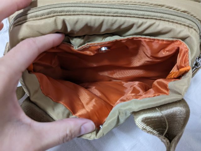 サイドポケットを開けたところ