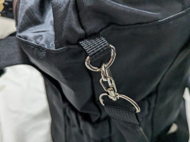 ショルダーストラップ接続部