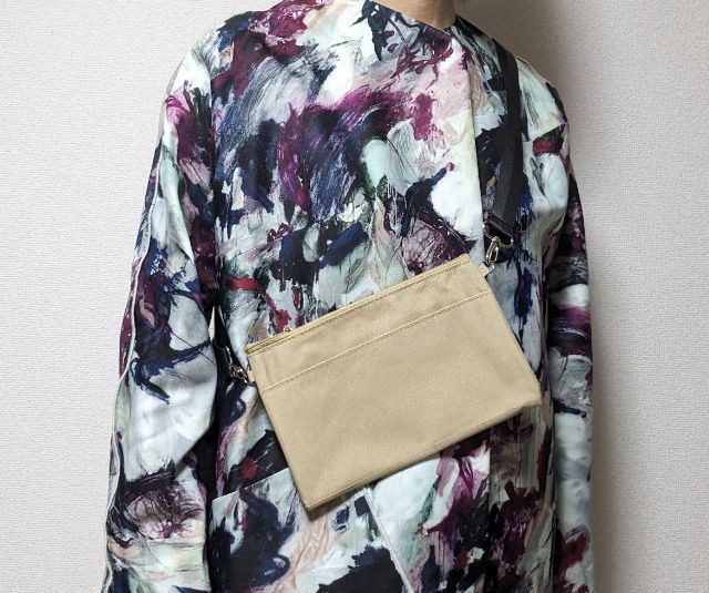 黒サコッシュを肩にかけたところ