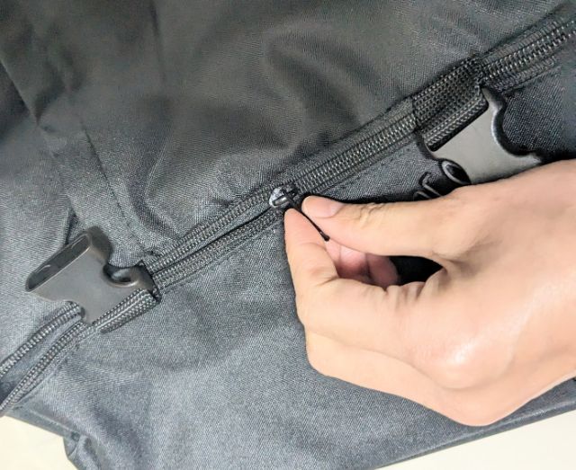 ファスナーをつまんだところ