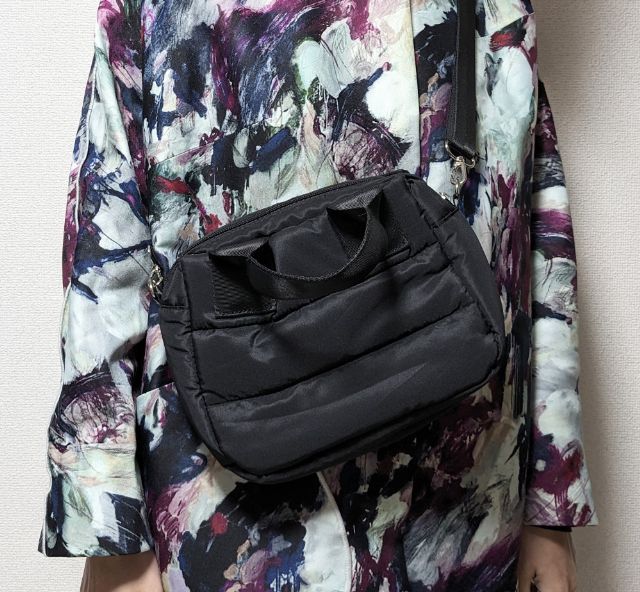 黒を肩にかけたところ