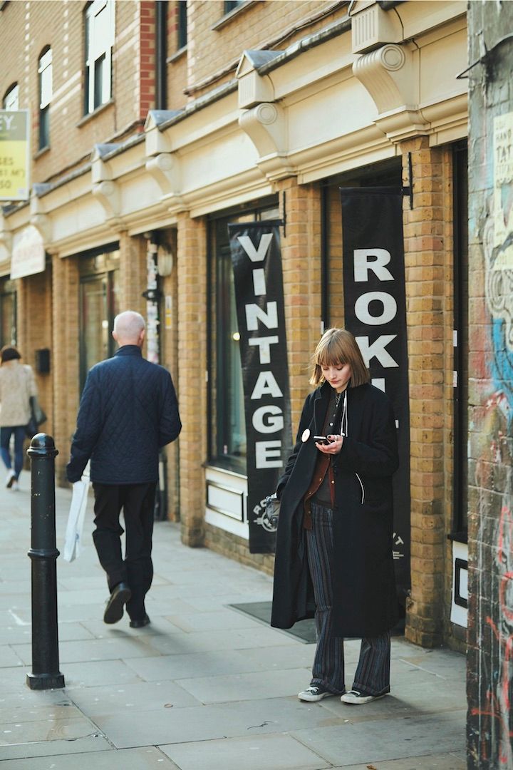 コンバースのスニーカーでヴィンテージ中心のコーデをすっきりとまとめる