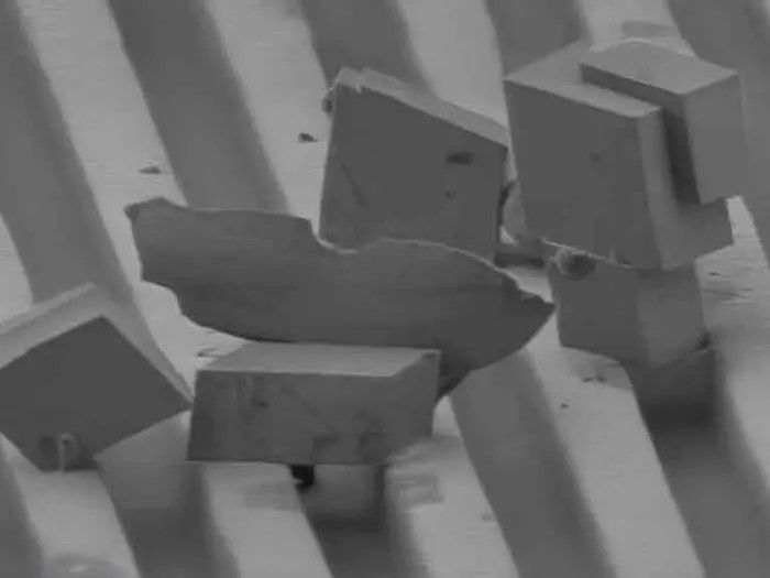 凹凸構造のコーティングにより、石灰質の結晶の付着面が小さくなり、水で流されやすくなる。表面には数μmの結晶しか残っていない