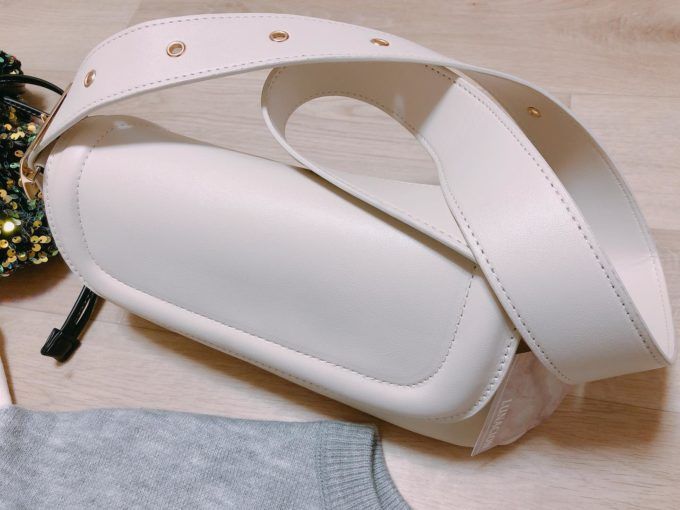 しまむらのホワイトの「横長ショルダーバッグ」