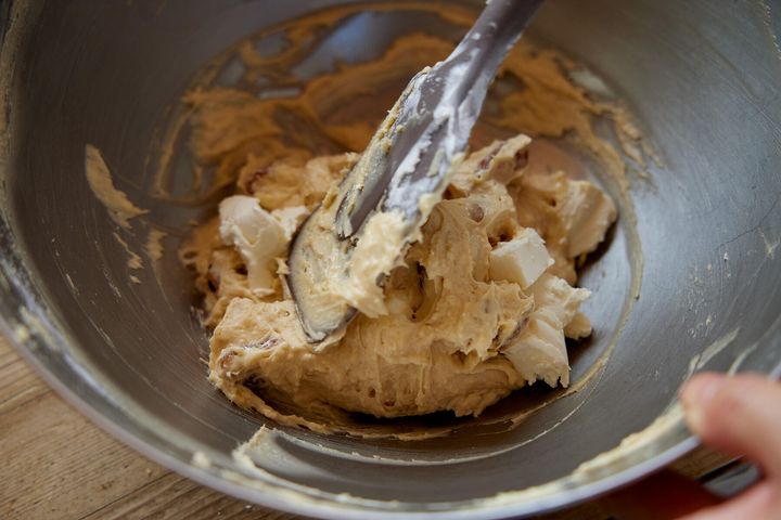 生地とクリームチーズを混ぜる