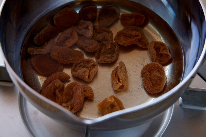 干しあんずをゆでる