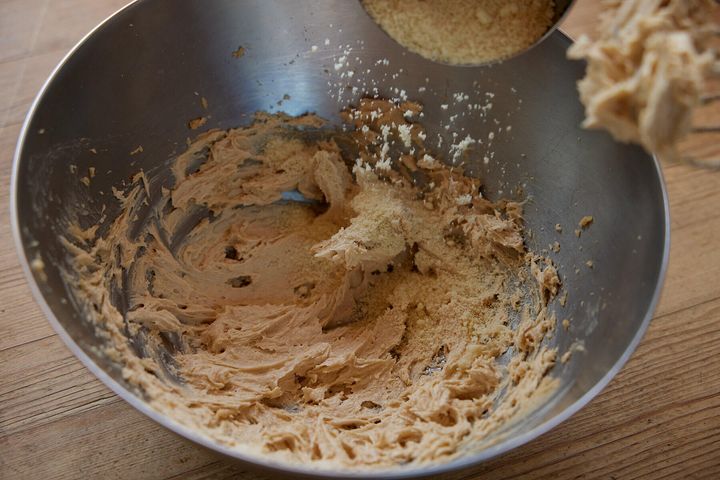 バターときび砂糖を混ぜる