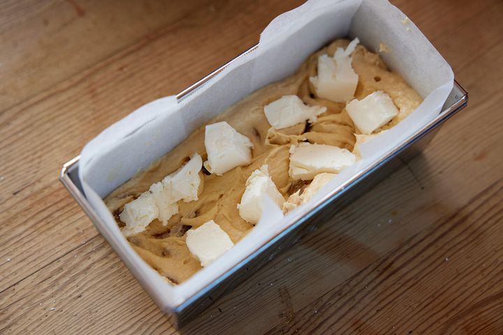 型に生地を入れる