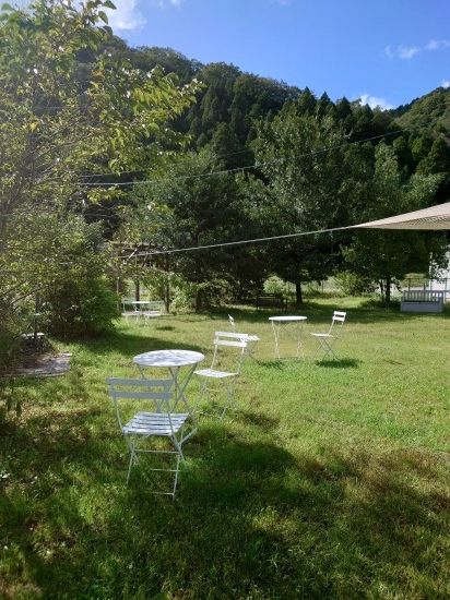 ガーデンは緑豊かで空が広く、自然の癒しをいっぱいに受けられます。ガーデン席はドリンクと一部デザートのみ利用可