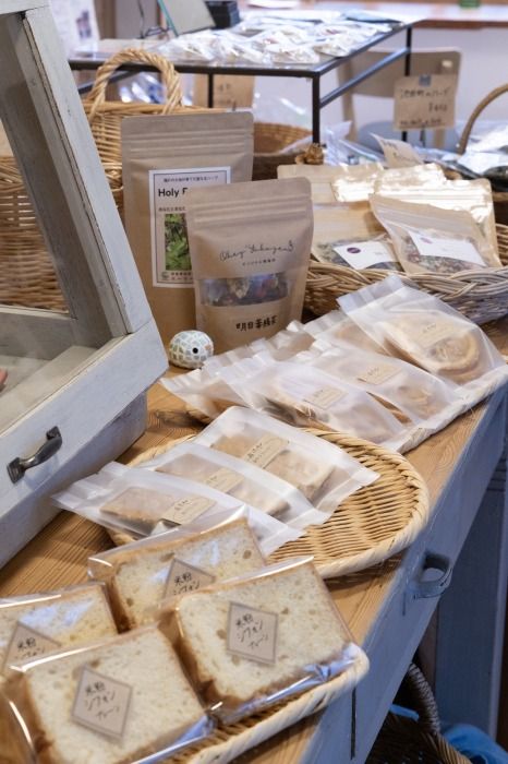 ハーブティーはテイクアウト可。占いやヨガなどのイベントも行っています