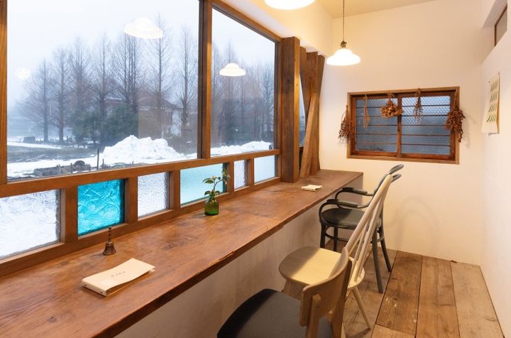 テーブル席から離れた場所にあるカウンターは、本を読んだり、ぼーっとしたり、好きな時間に没頭するのにぴったり