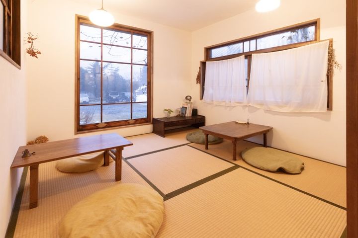 お座敷の大きな窓には、季節の草花やハーブを植えた前庭の風景が広がります