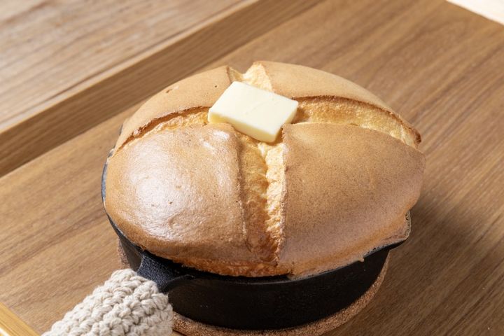 「子どもの頃に絵本で見てわくわくした気持ちを思い出してほしい」という思いで作った「絵本に出てくるパンケーキ」880円。時間が経つとしぼんでしまうので、出来たてをすぐに味わって