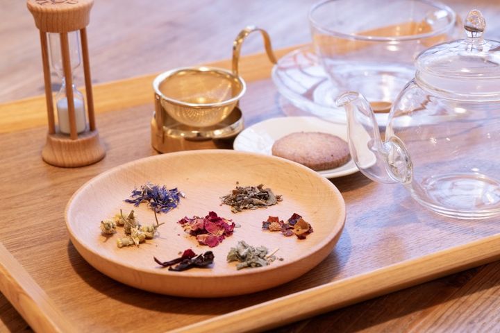 ポットで提供される写真の「姫」800円は、ティーカップ2杯分のお茶がいただけます。ドリンクはフードやスイーツと一緒に注文すると50円引きになります