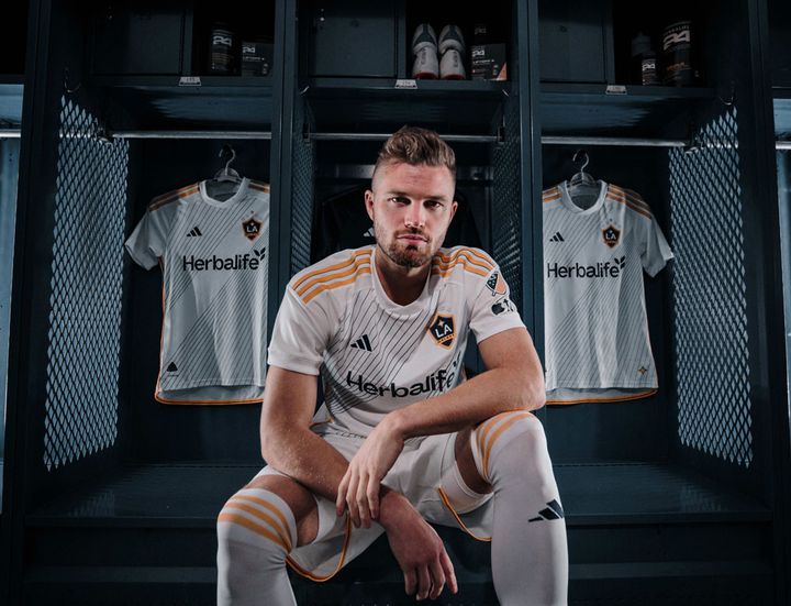 吉田と山根が所属のLAギャラクシー、2024新ユニフォームを発表！「11番目のタスキ」が現る