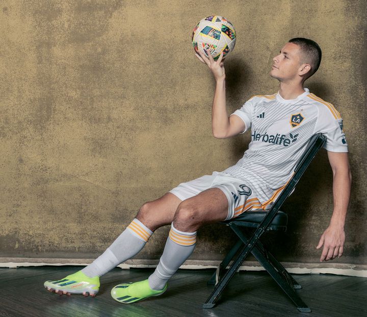 吉田と山根が所属のLAギャラクシー、2024新ユニフォームを発表！「11番目のタスキ」が現る