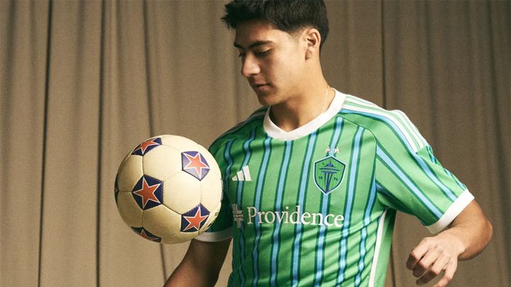 新エンブレムが登場！シアトル・サウンダース、2024新ユニフォームは「レトロ感が漂う50周年記念モデル」