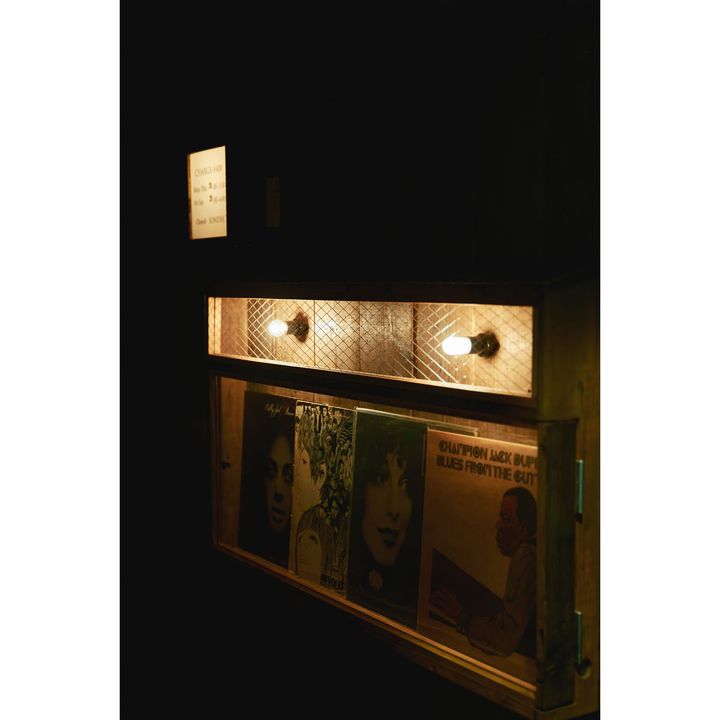 階段下に飾られたレコードジャケット