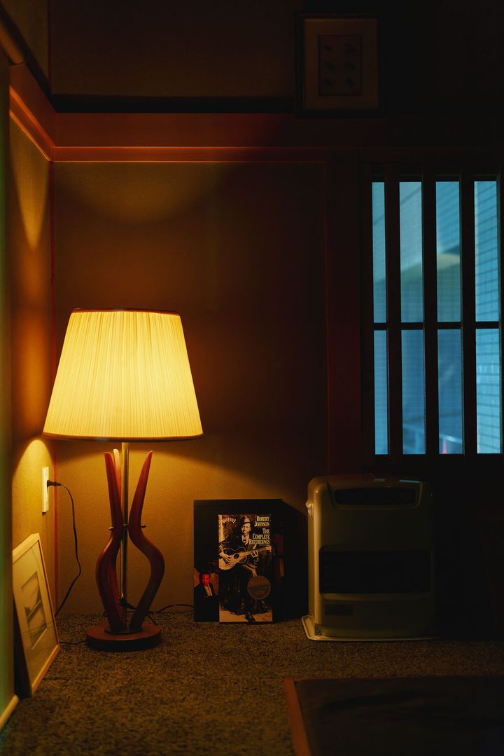 ロバート・ジョンソンのコンプリートアルバムが飾られた店内のスペース