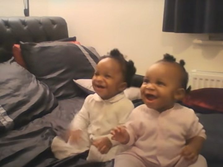 ママの歌に笑顔を見せる赤ちゃん