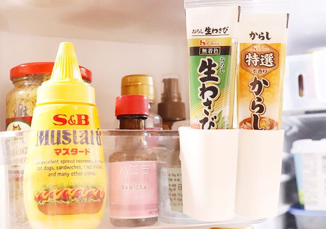 ダイソーの薬味チューブポケット（1本用、引っ掛け、3個）を冷蔵庫に設置した様子