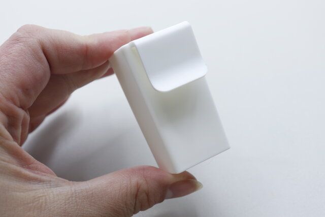 ダイソーの薬味チューブポケット（1本用、引っ掛け、3個）のフック部分