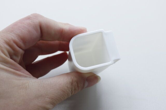 ダイソーの薬味チューブポケット（1本用、引っ掛け、3個）の中