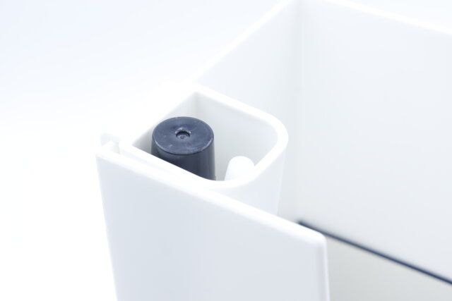 ダイソーの薬味チューブポケット（1本用、引っ掛け、3個）に印鑑を入れた様子