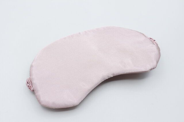 セリアのサテンアイマスクはシルクのような光沢感があって高見えする