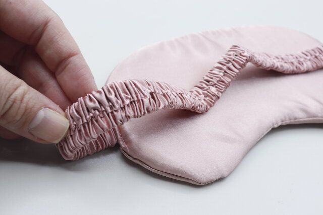 セリアのサテンアイマスクはくしゅっとしたゴムバンドがかわいい