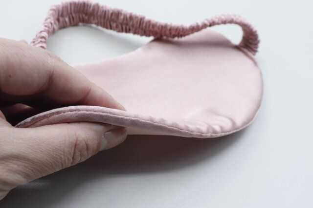 セリアのサテンアイマスクはポリウレタンフォーム入でもっちりしている