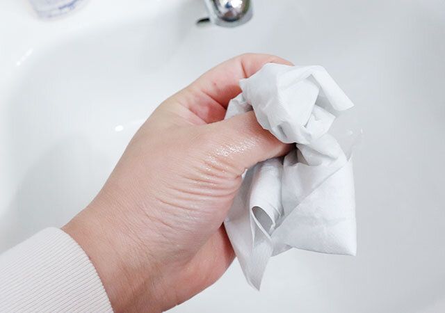 ビオレザハンド 手洗い後に使うハンド乳液を塗った手を拭く様子